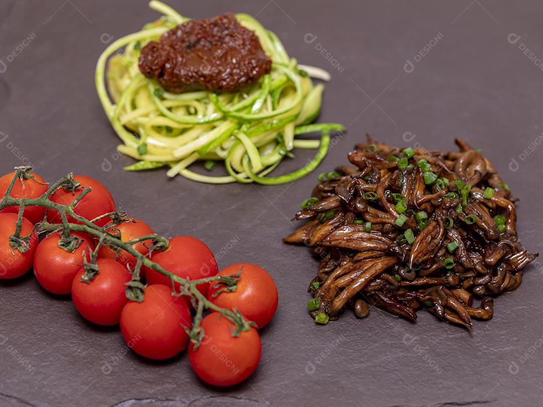 Espaguete de abobrinha com tomates desidratados e secos Imagem JPG