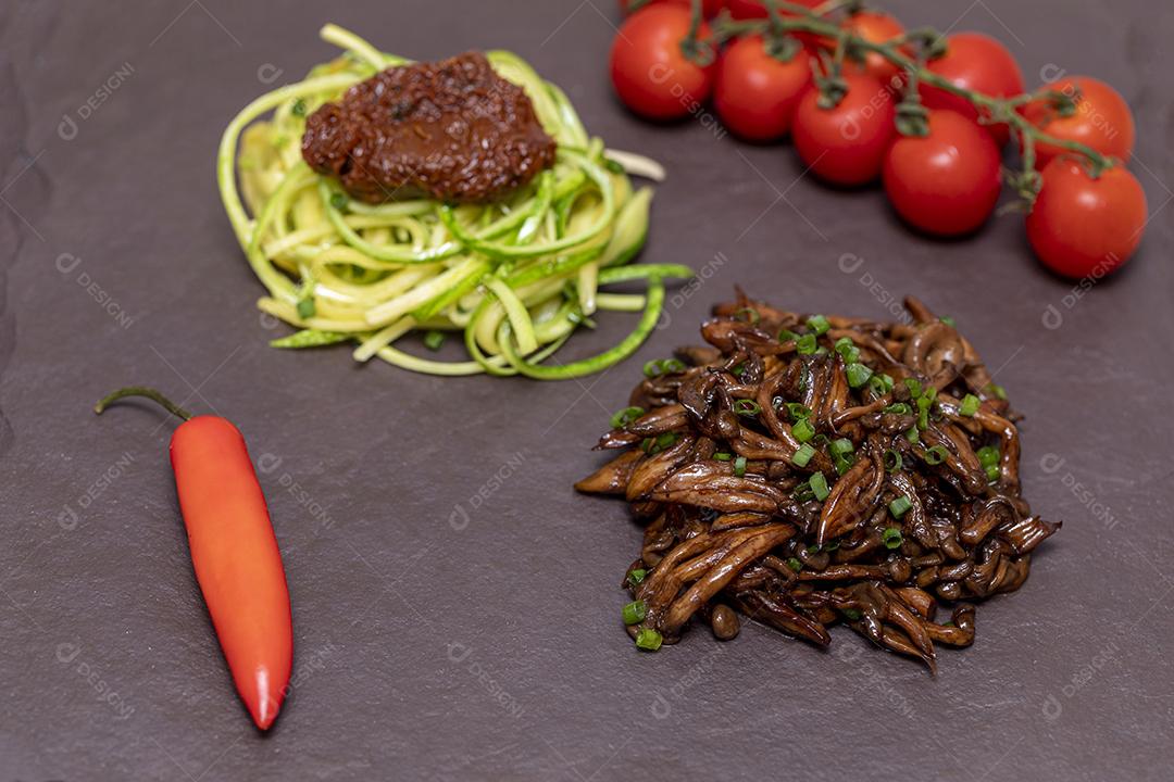 Espaguete de abobrinha com tomates desidratados e secos Imagem JPG