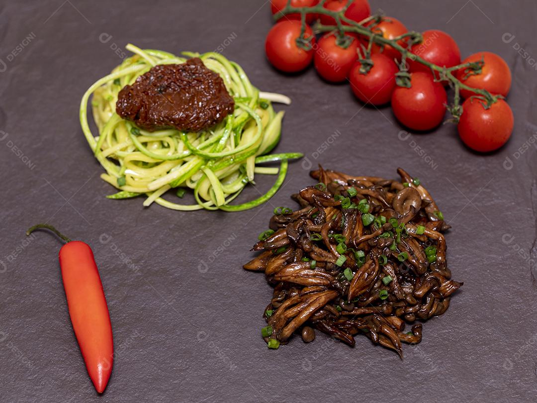 Espaguete de abobrinha com tomates desidratados e secos Imagem JPG