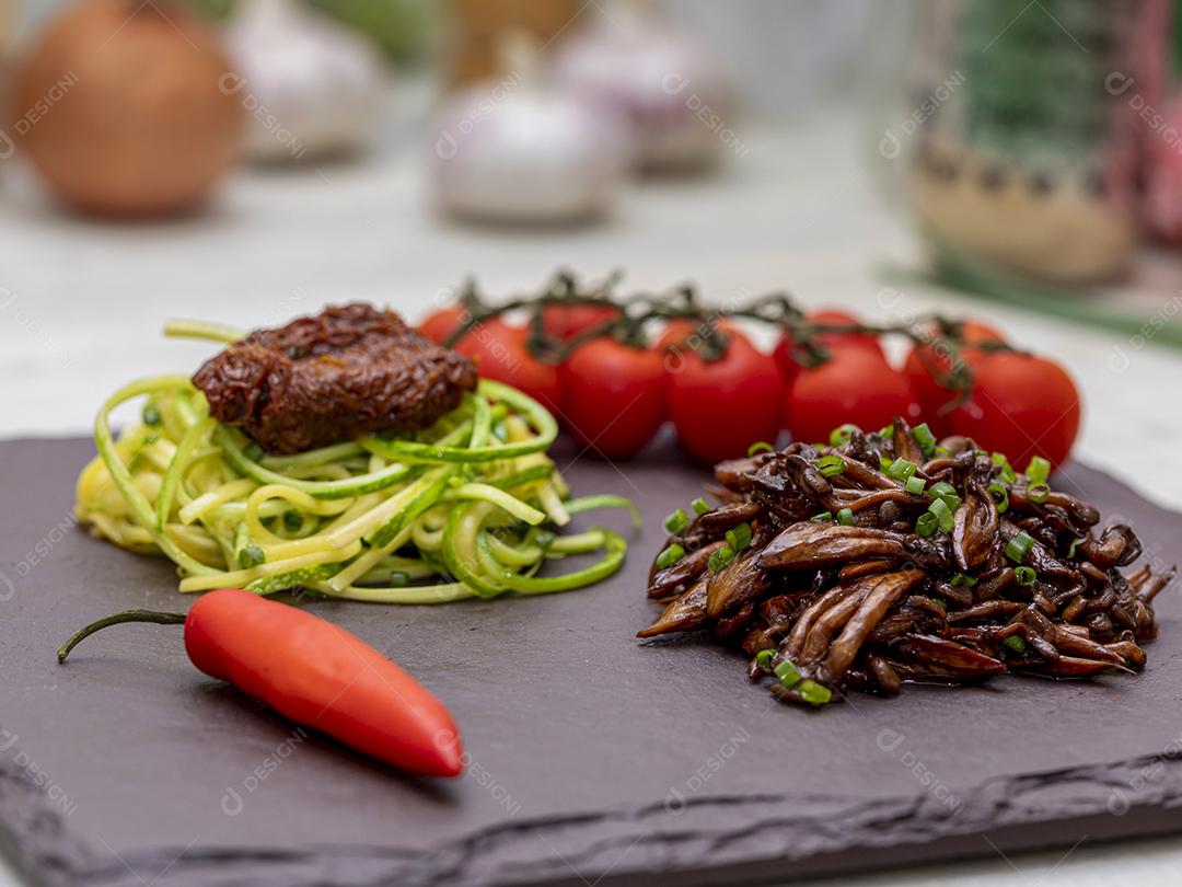 Espaguete de abobrinha com tomates desidratados e secos Imagem JPG