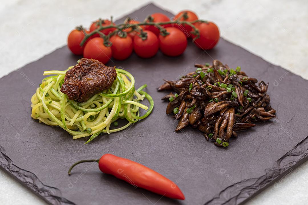 Espaguete de abobrinha com tomates desidratados e secos Imagem JPG