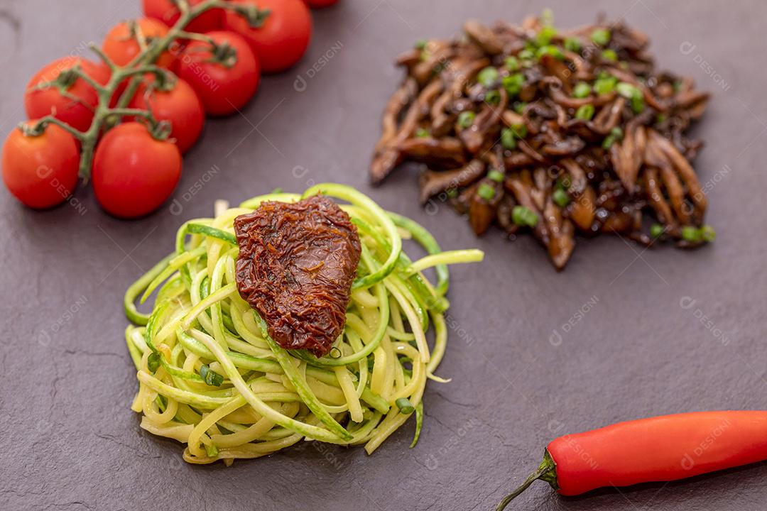 Espaguete de abobrinha com tomates desidratados e secos Imagem JPG