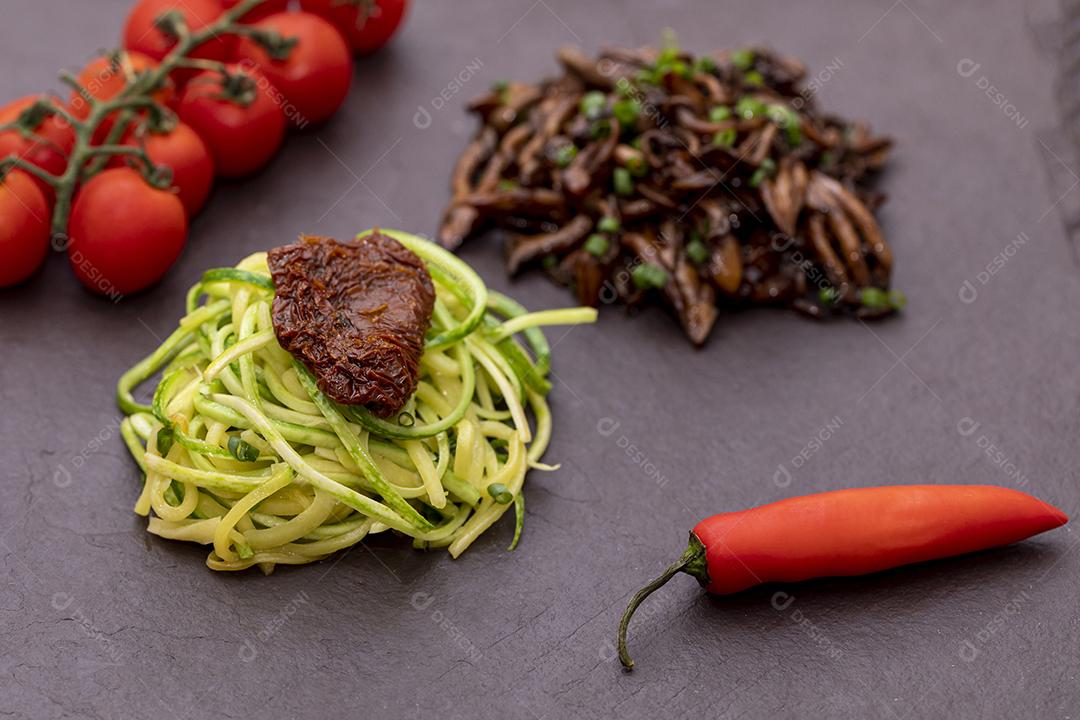 Espaguete de abobrinha com tomates desidratados e secos Imagem JPG