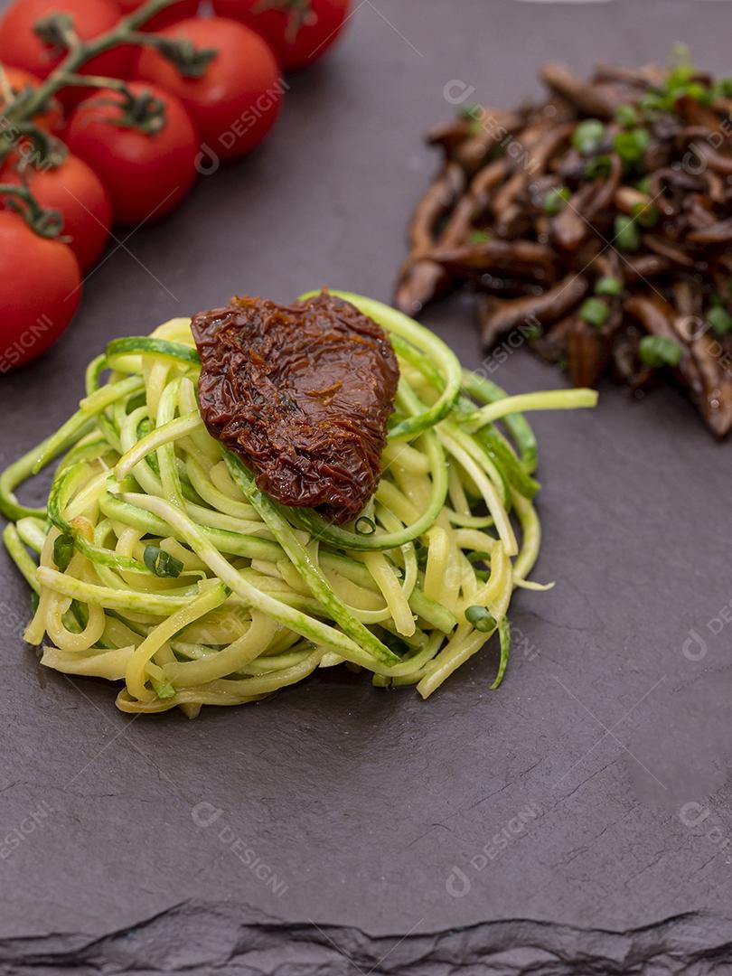 Espaguete de abobrinha com tomates desidratados e secos Imagem JPG