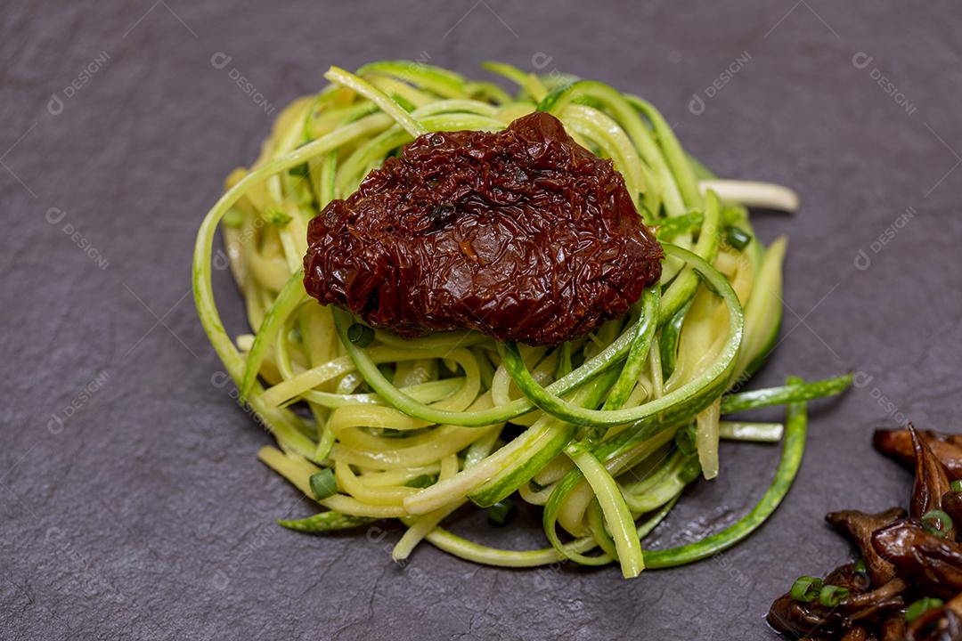 Espaguete de abobrinha com tomates desidratados e secos Imagem JPG