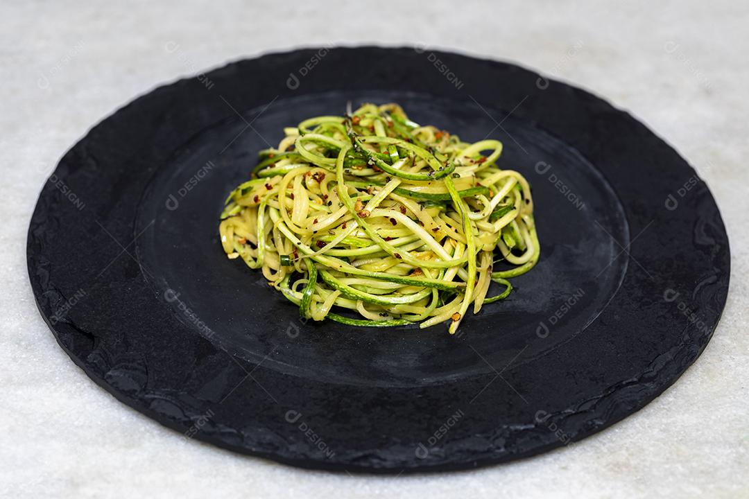 Espaguete de abobrinha com pimenta calabresa desidratada Imagem JPG