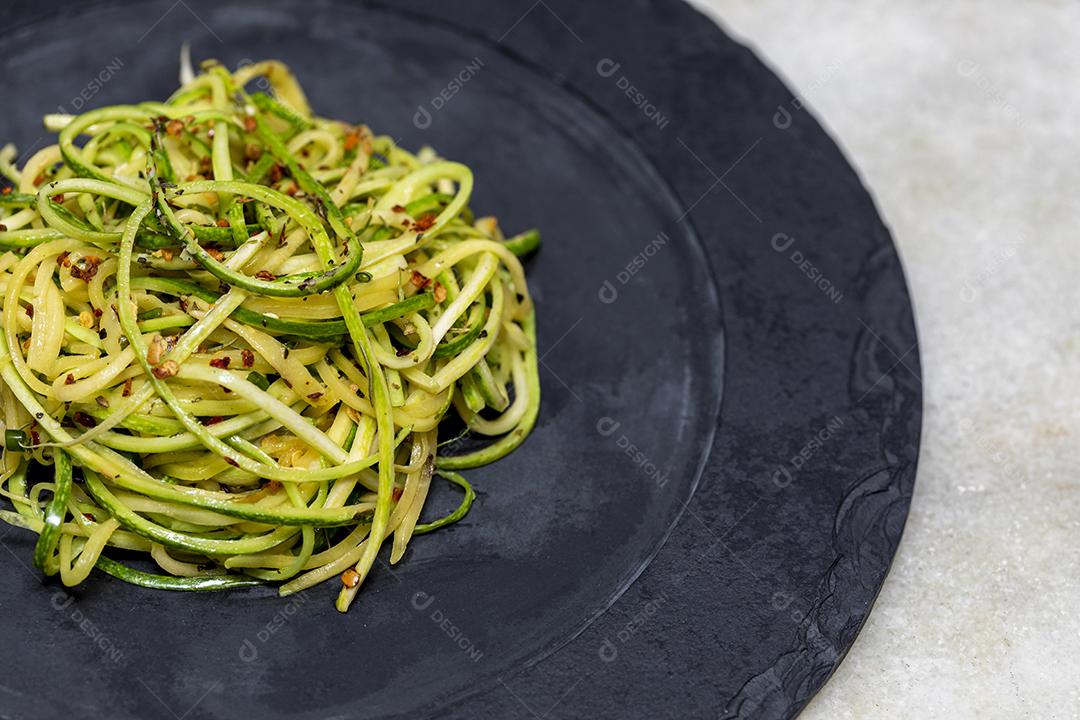 Espaguete de abobrinha com pimenta calabresa desidratada Imagem JPG