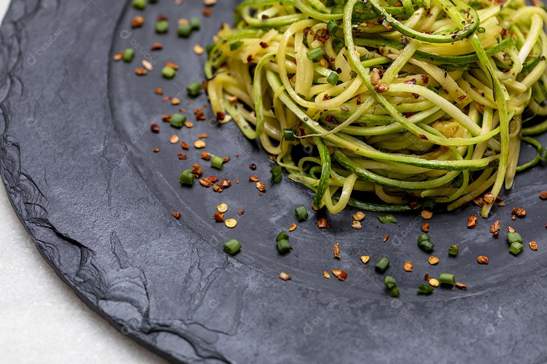 Espaguete de abobrinha com pimenta calabresa desidratada Imagem JPG