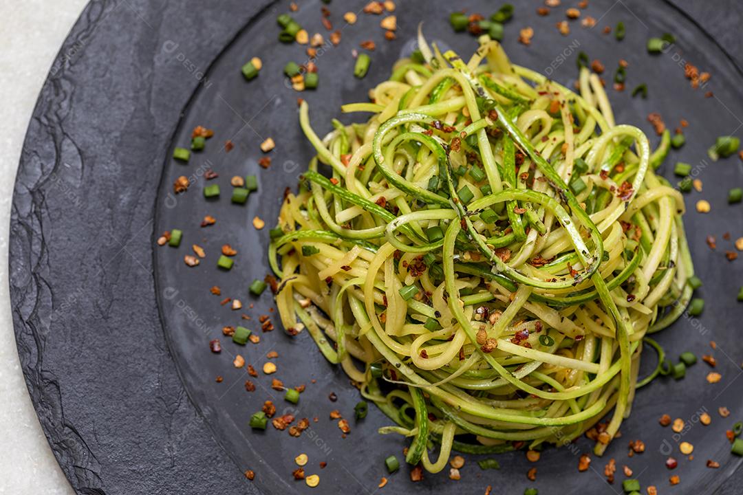 Espaguete de abobrinha com pimenta calabresa desidratada Imagem JPG