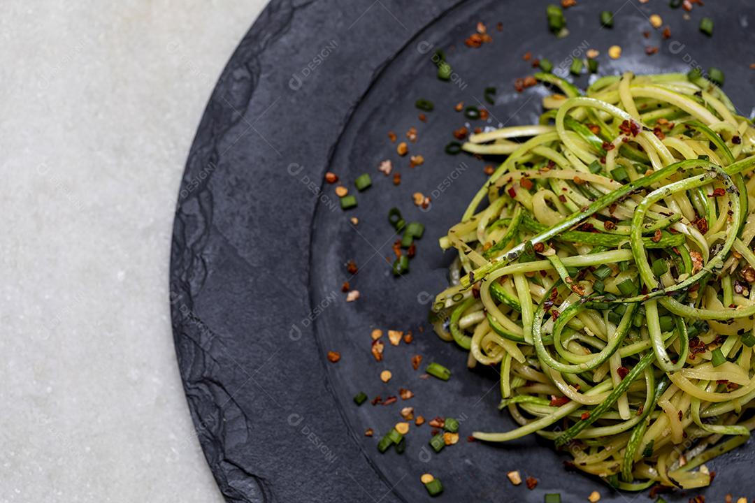 Espaguete de abobrinha com pimenta calabresa desidratada Imagem JPG