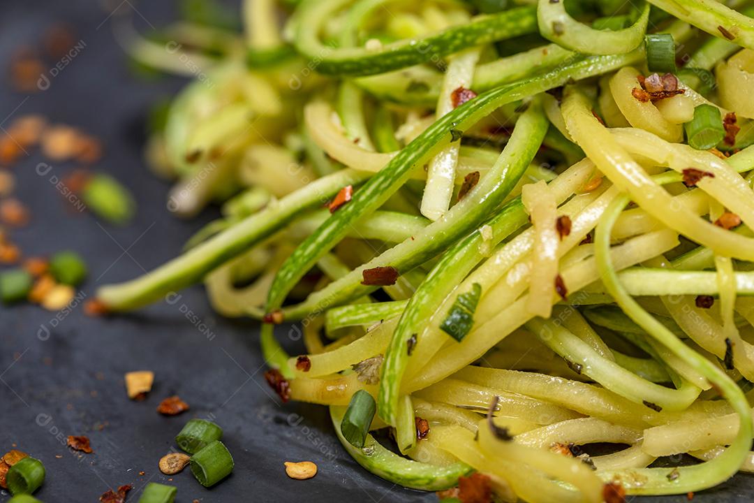 Espaguete de abobrinha com pimenta calabresa desidratada Imagem JPG