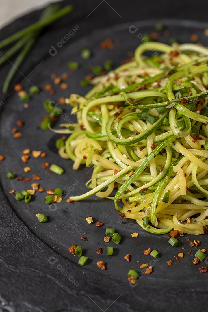 Espaguete de abobrinha com pimenta calabresa desidratada Imagem JPG