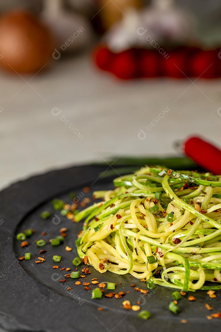 Espaguete de abobrinha com pimenta calabresa desidratada Imagem JPG