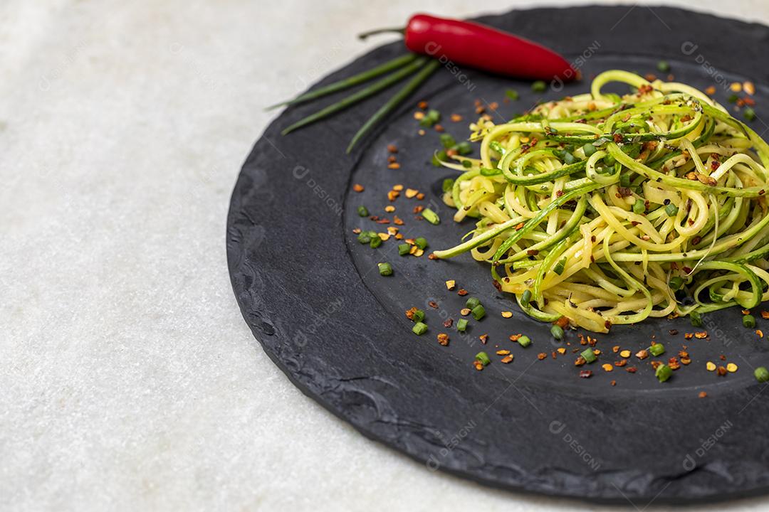 Espaguete de abobrinha com pimenta calabresa desidratada Imagem JPG