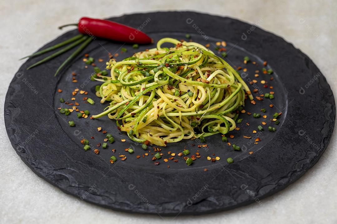 Espaguete de abobrinha com pimenta calabresa desidratada Imagem JPG