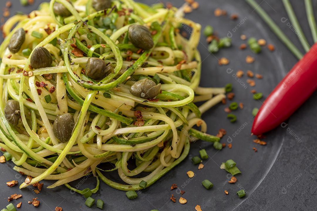 Espaguete de abobrinha com pimenta calabresa desidratada Imagem JPG