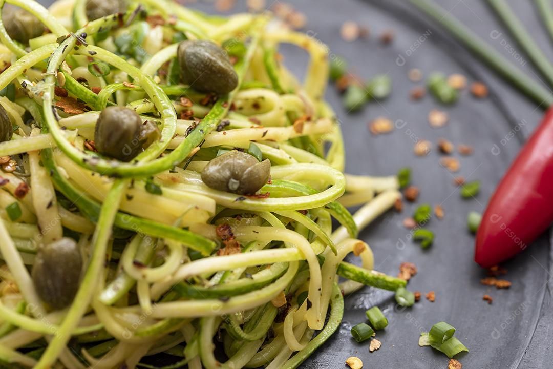 Espaguete de abobrinha com pimenta calabresa desidratada Imagem JPG