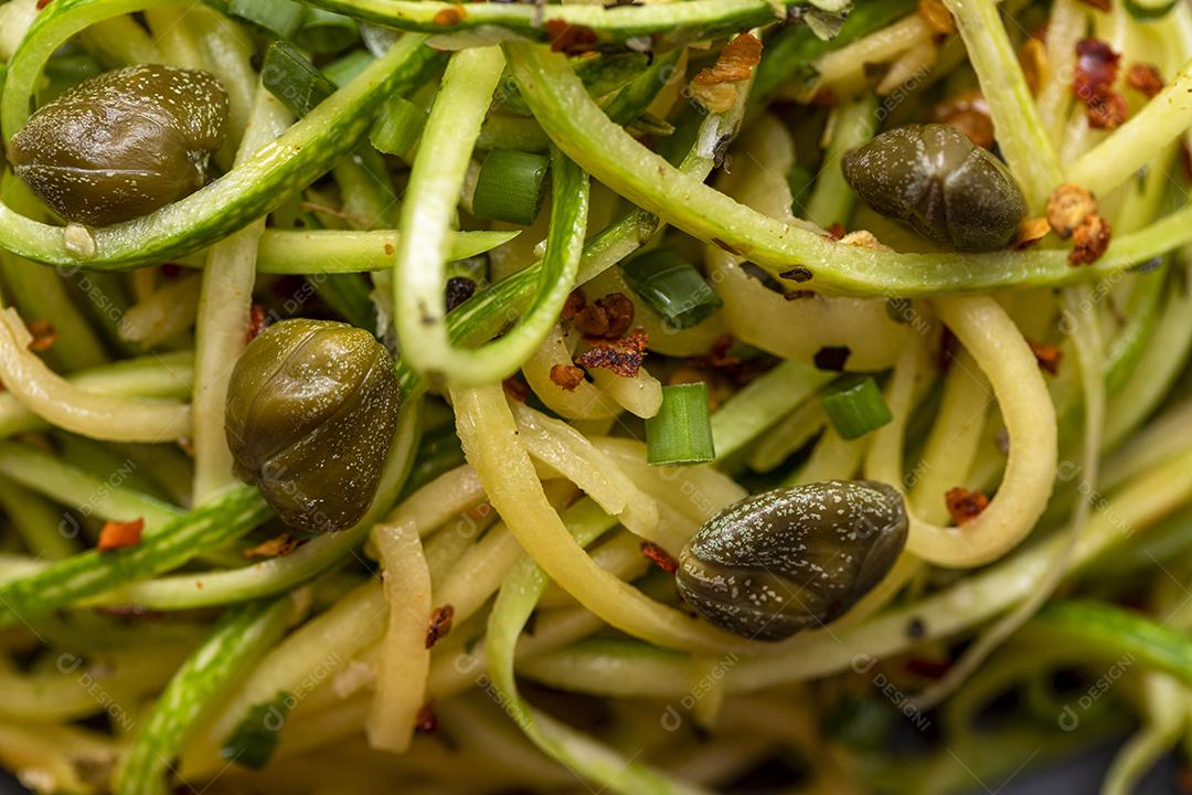 Espaguete de abobrinha com pimenta calabresa desidratada Imagem JPG