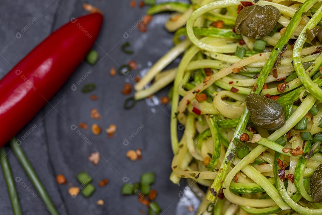 Espaguete de abobrinha com pimenta calabresa desidratada Imagem JPG