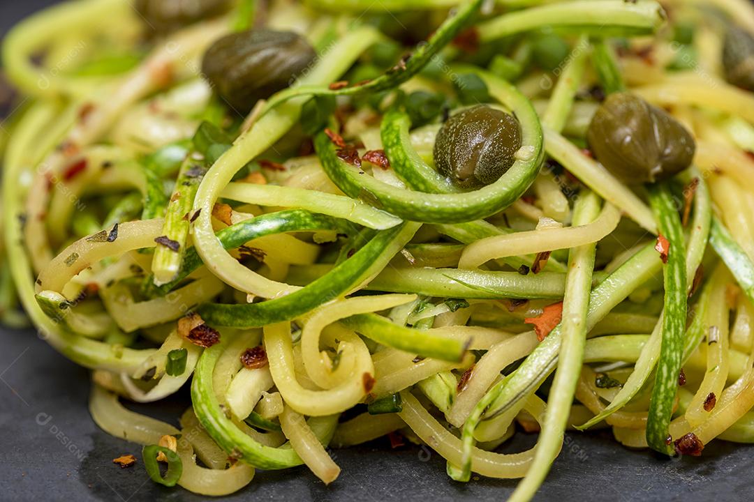 Espaguete de abobrinha com pimenta calabresa desidratada e alcaparras.Imagem JPG