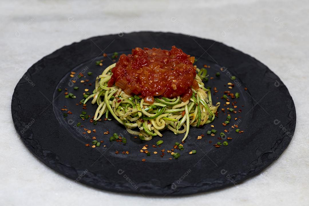 Espaguete de abobrinha com pimenta calabresa desidratada e alcaparras.Imagem JPG