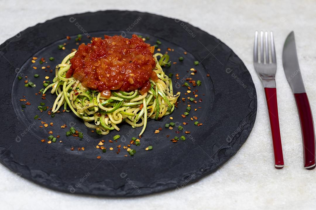 Espaguete de abobrinha com pimenta calabresa desidratada e alcaparras.Imagem JPG