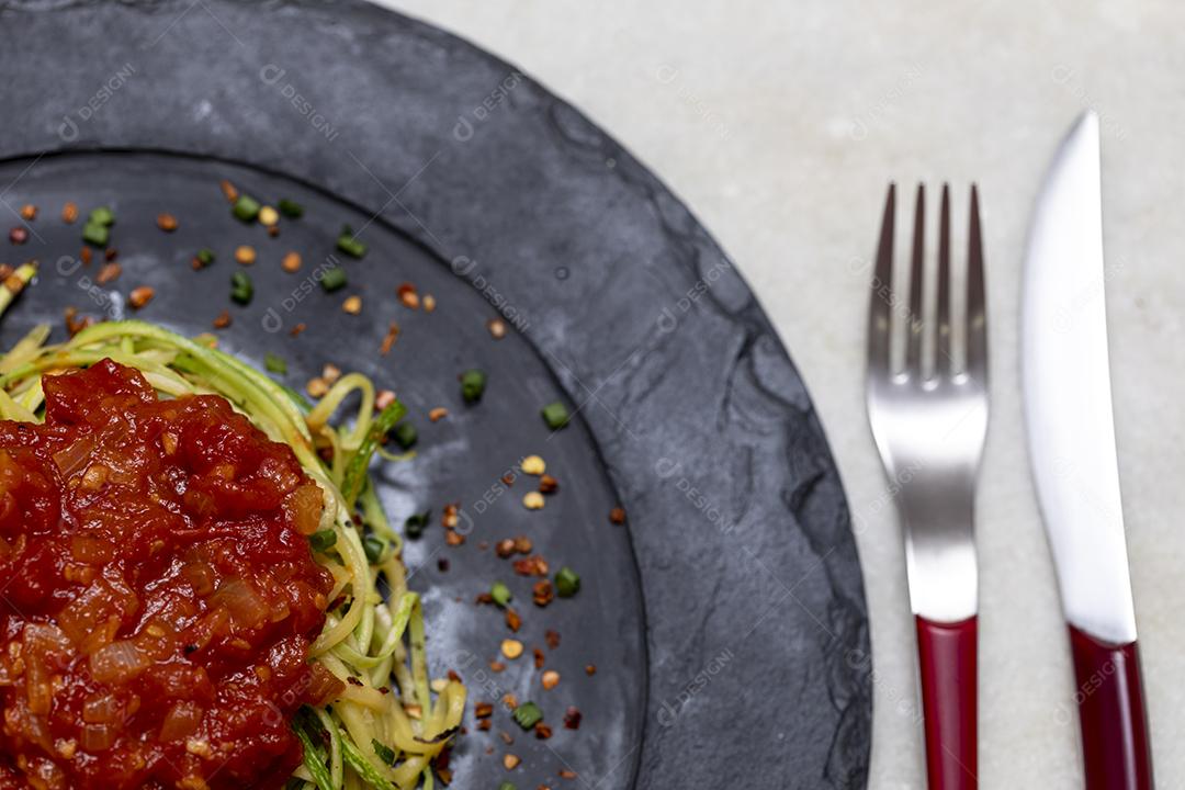 Espaguete de abobrinha com pimenta calabresa desidratada e alcaparras.Imagem JPG