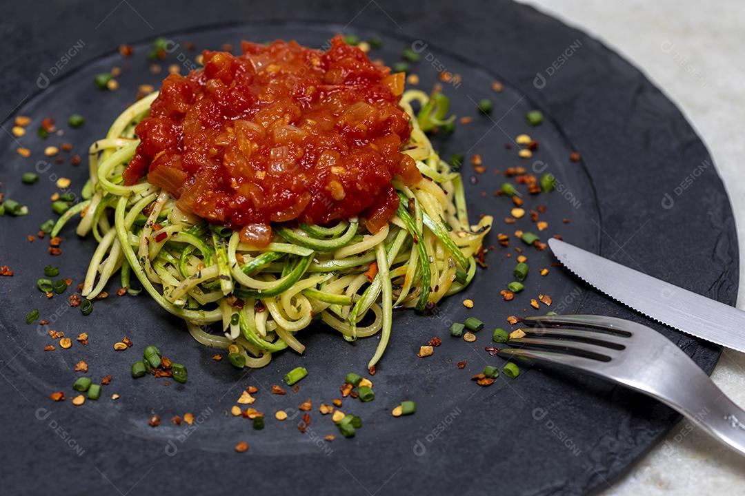 Espaguete de abobrinha com pimenta calabresa desidratada e alcaparras.Imagem JPG