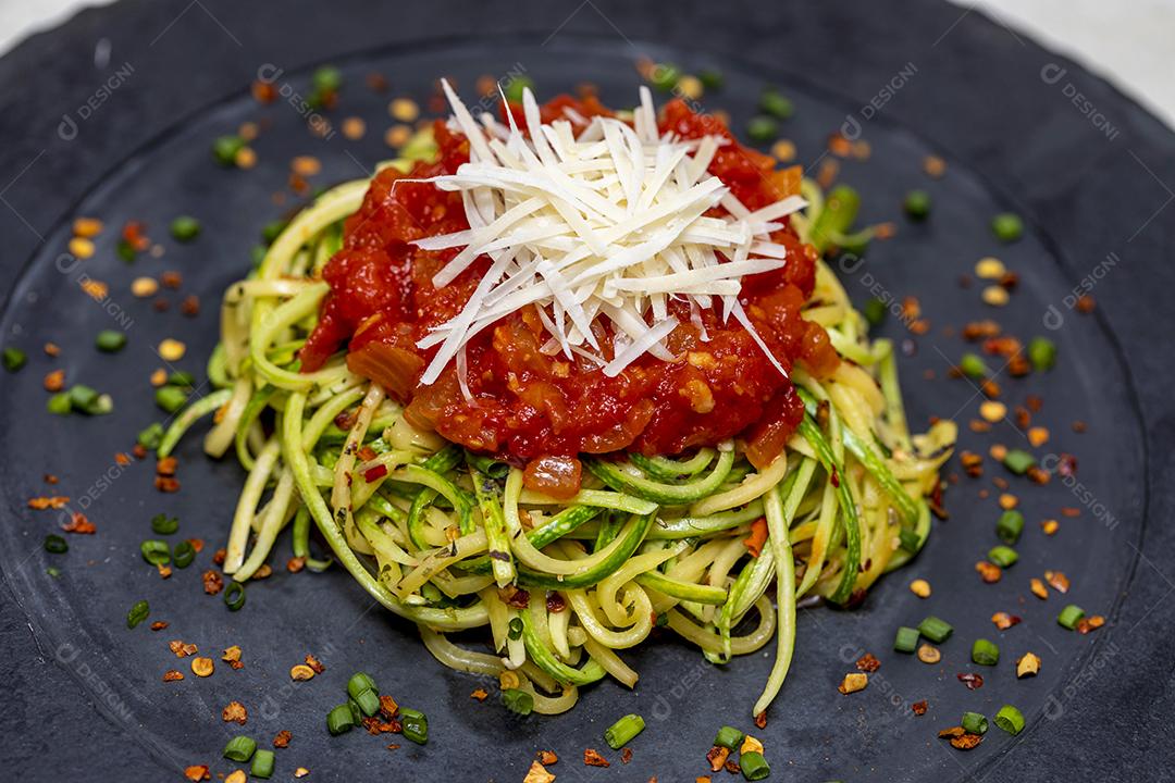 Fotos Espaguete de abobrinha com pimenta calabresa molho vermelho e queijo parmesão ralado