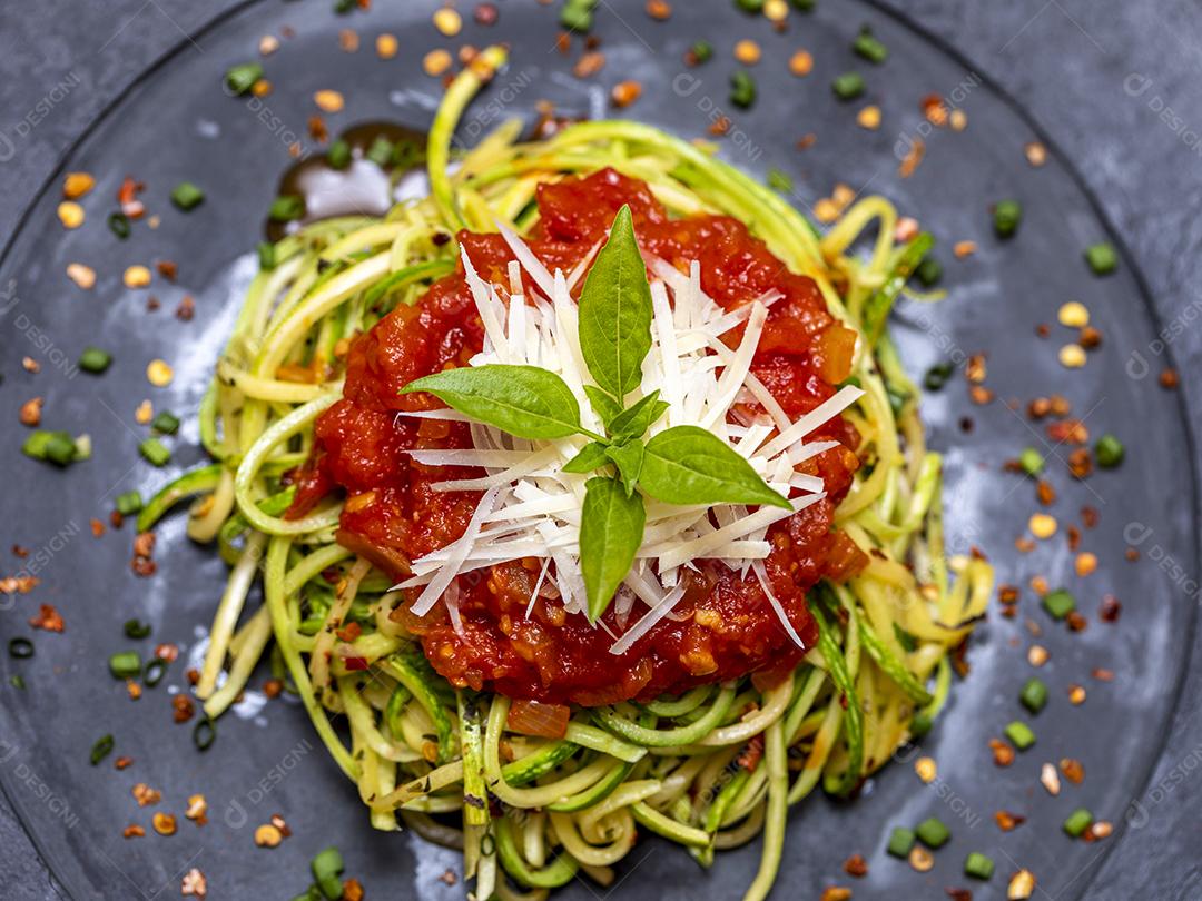Fotos Espaguete de abobrinha com pimenta calabresa molho vermelho e queijo parmesão ralado