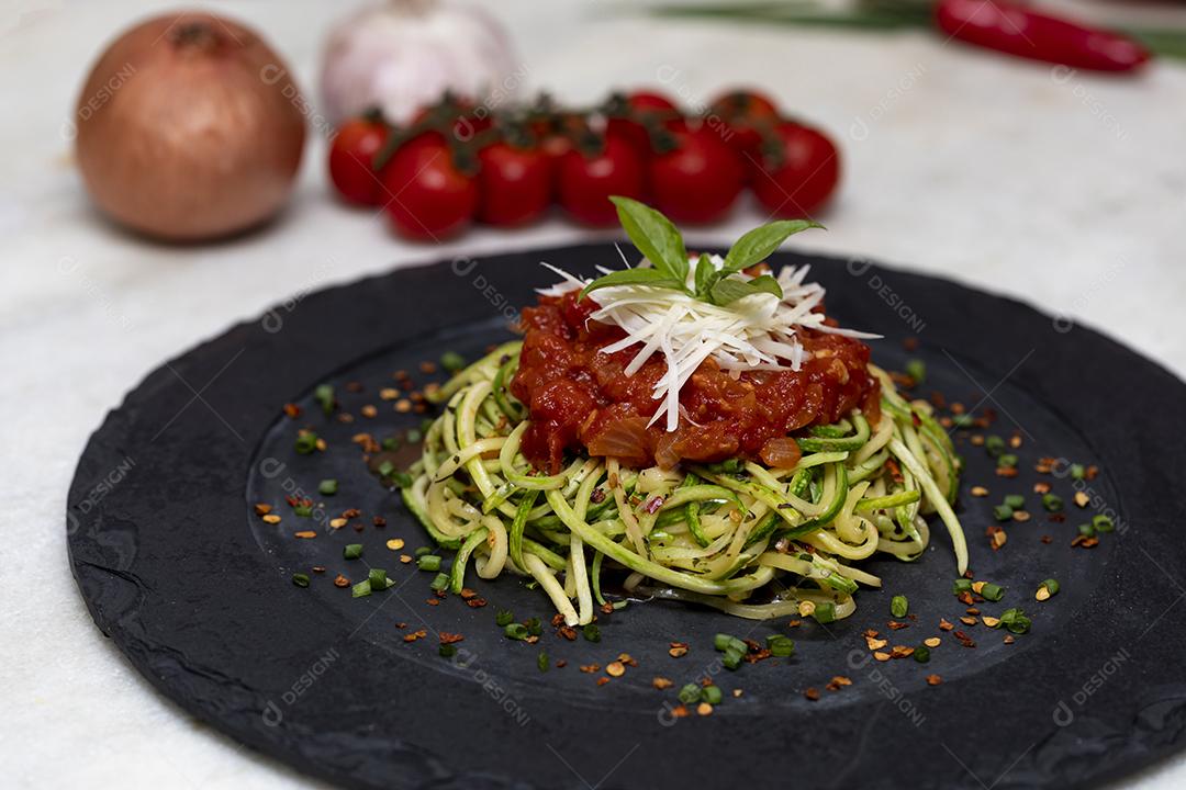 Fotos Espaguete de abobrinha com pimenta calabresa molho vermelho e queijo parmesão ralado
