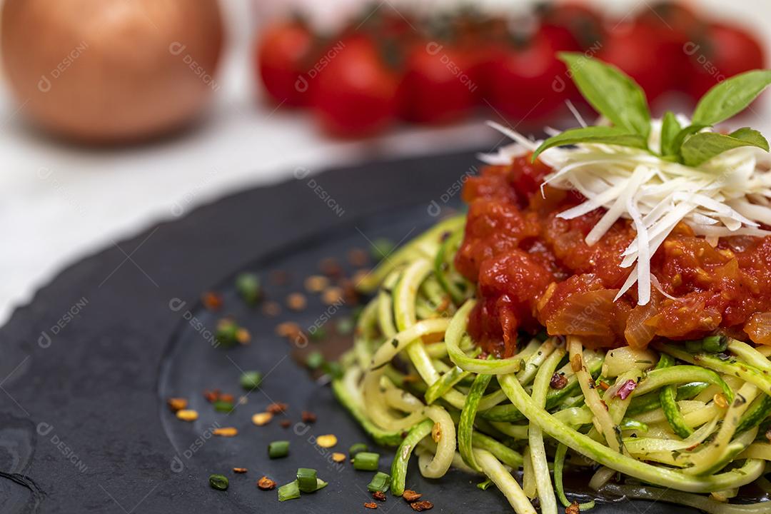 Fotos Espaguete de abobrinha com pimenta calabresa molho vermelho e queijo parmesão ralado