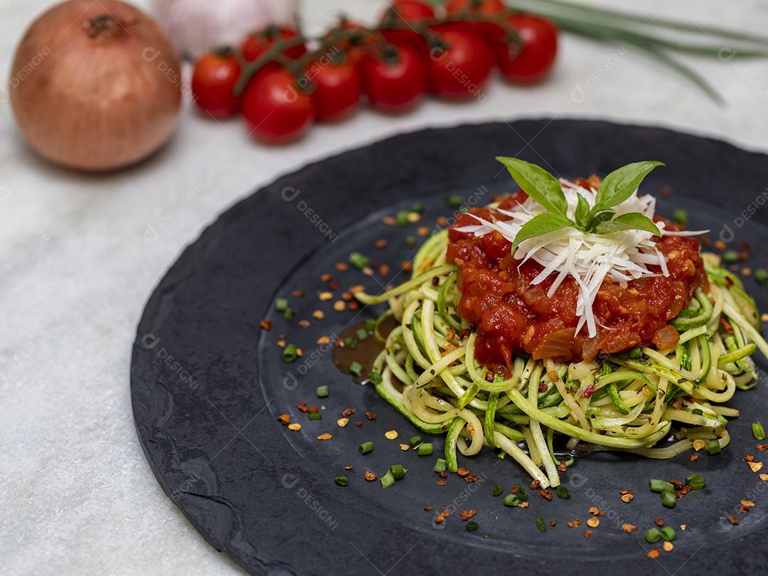 Fotos Espaguete de abobrinha com pimenta calabresa molho vermelho e queijo parmesão ralado