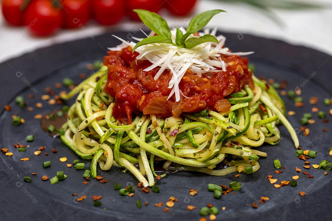 Fotos Espaguete de abobrinha com pimenta calabresa molho vermelho e queijo parmesão ralado