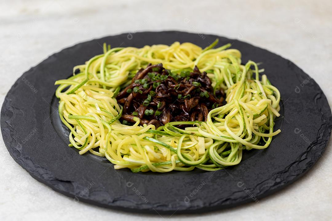 Espaguete de abobrinha com shimeji na placa de pedra preta Imagem JPG