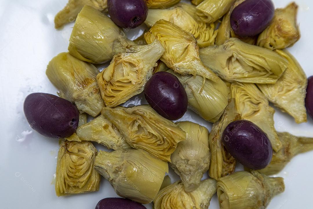 Porção de corações de alcachofra e azeitonas Imagem JPG