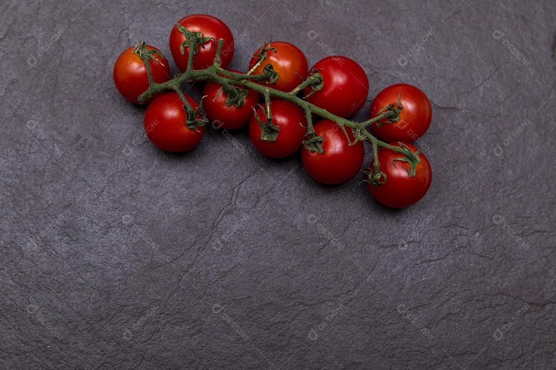 Tomate cereja vermelho em um fundo de pedra Imagem JPG
