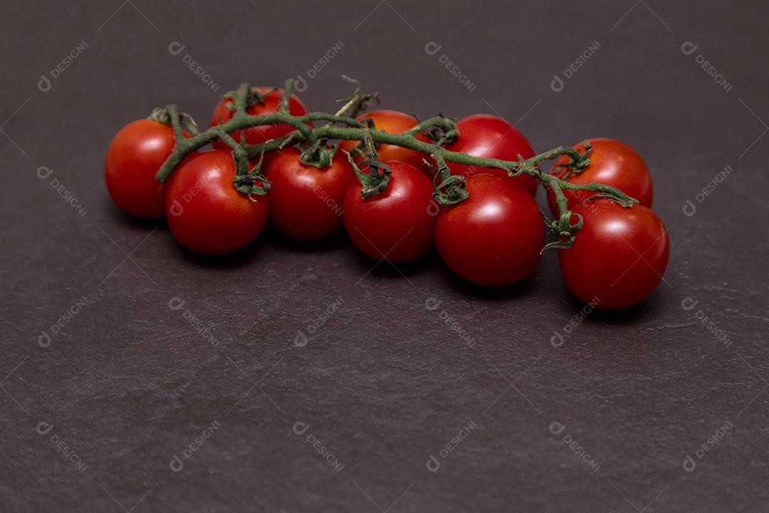 Tomate cereja vermelho em um fundo de pedra Imagem JPG