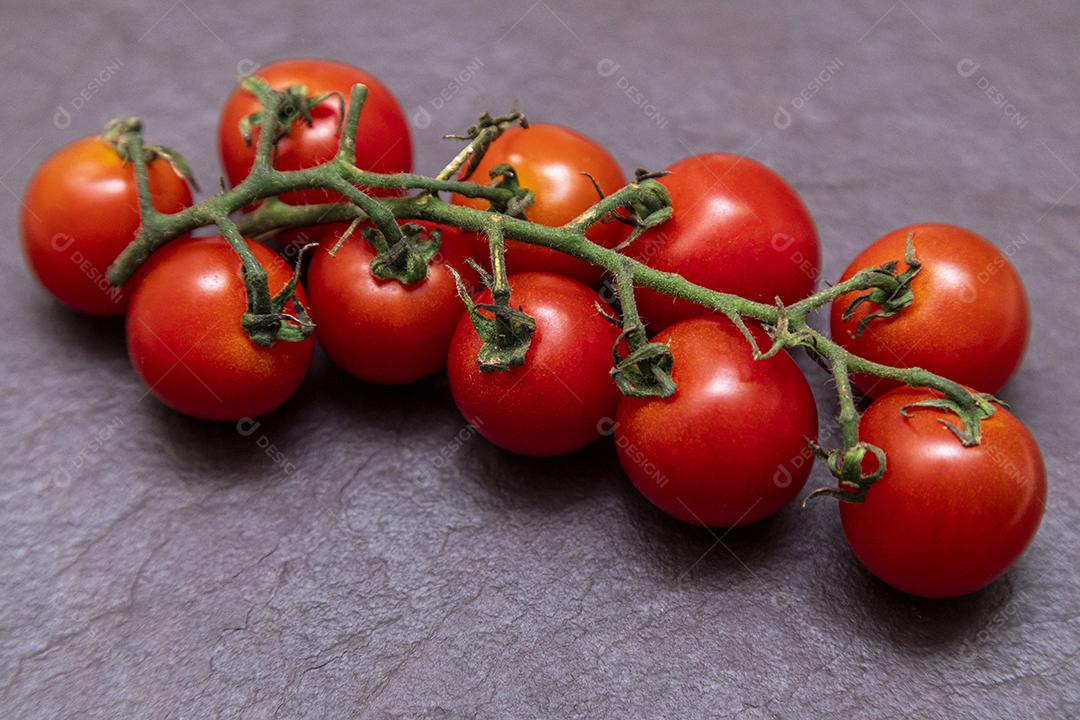 Tomate cereja vermelho em um fundo de pedra Imagem JPG