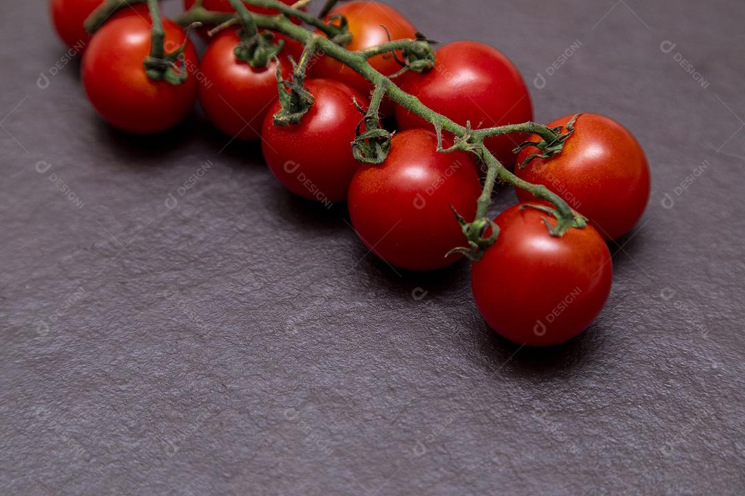 Tomate cereja vermelho em um fundo de pedra Imagem JPG