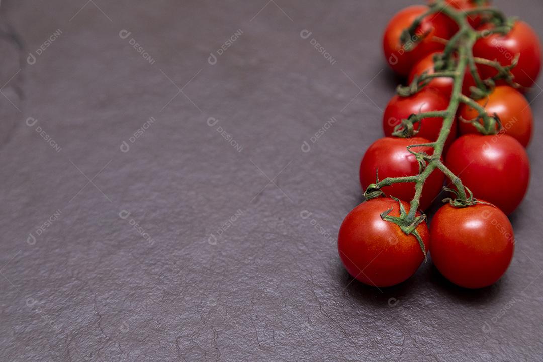 Tomate cereja vermelho em um fundo de pedra Imagem JPG
