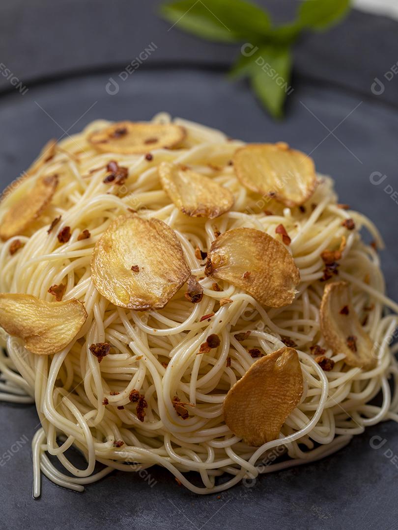 Macarrão espaguete com alho frito e azeite Imagem JPG