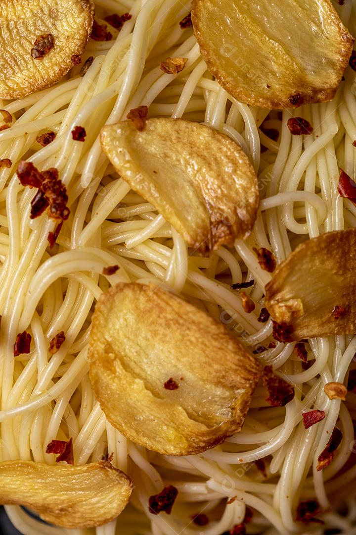 Macarrão espaguete com alho frito e azeite Imagem JPG