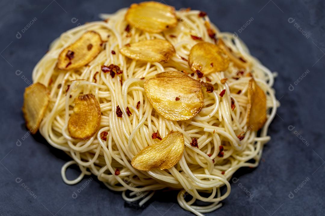 Macarrão espaguete com alho frito e azeite Imagem JPG