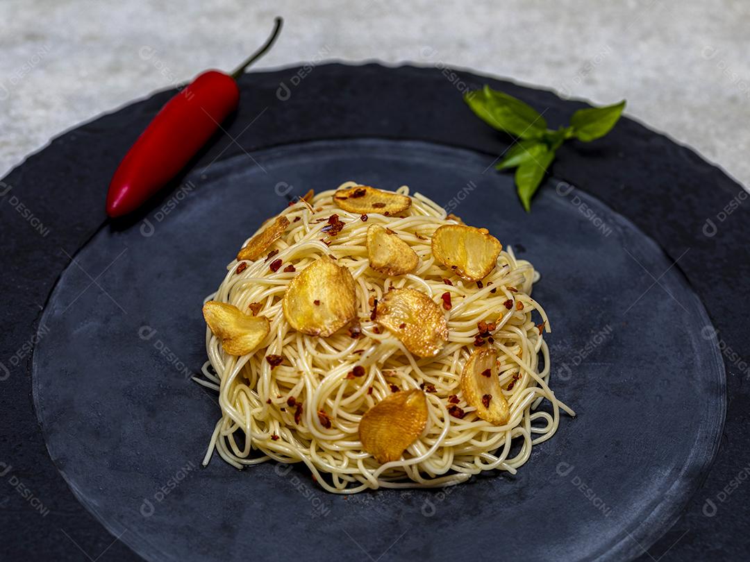 Macarrão espaguete com alho frito e azeite Imagem JPG