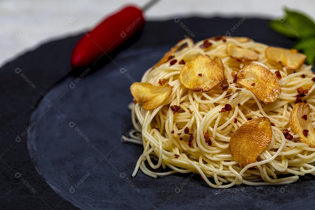 Macarrão espaguete com alho frito e azeite Imagem JPG