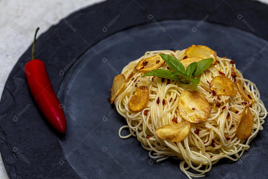 Macarrão espaguete com alho frito e azeite Imagem JPG