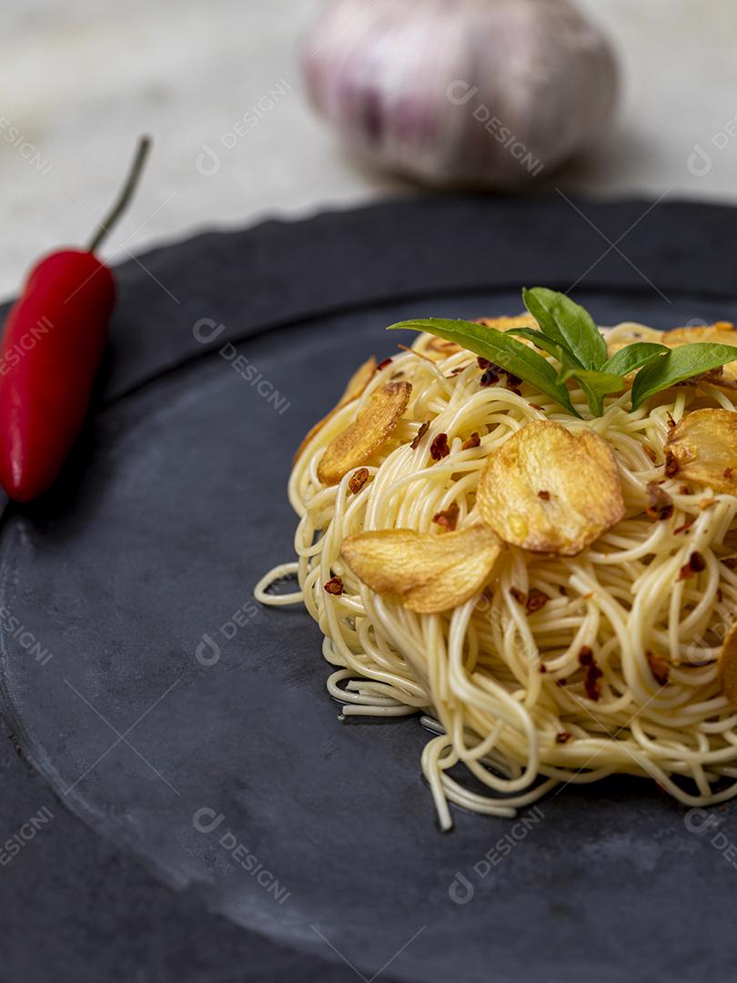Macarrão espaguete com alho frito e azeite Imagem JPG