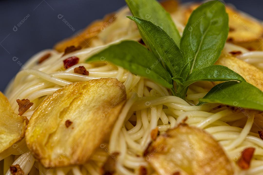 Macarrão espaguete com alho frito e azeite Imagem JPG