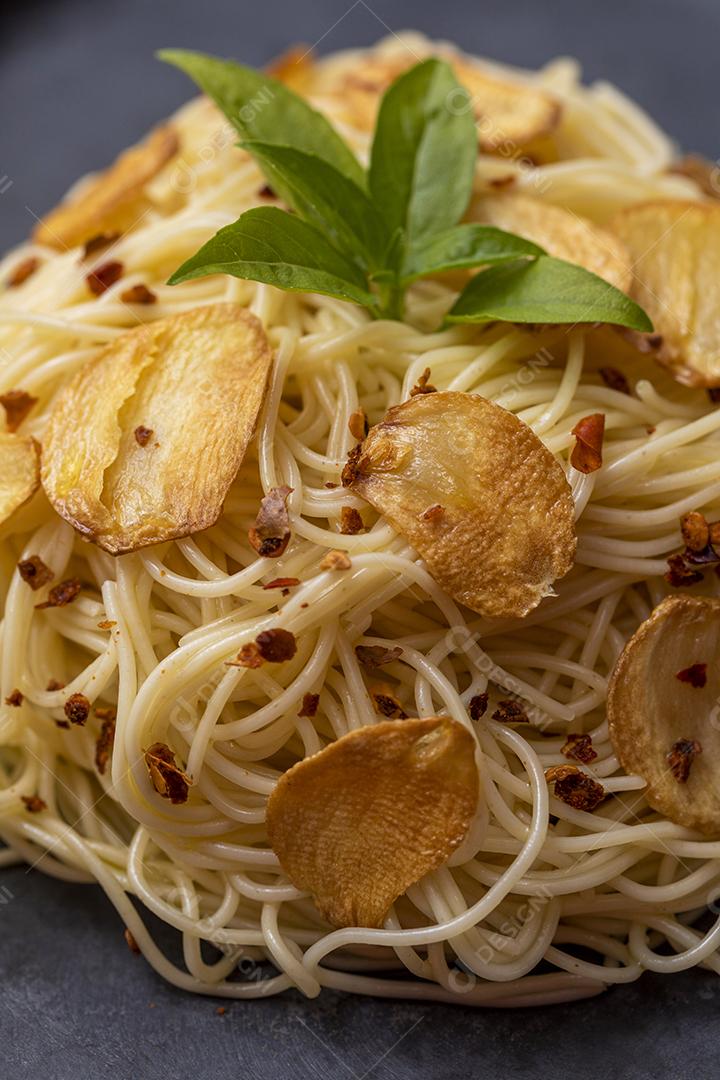 Macarrão espaguete com alho frito e azeite Imagem JPG